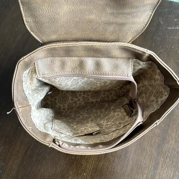 Elegant Tan Backpack with Tassel Detail - Picture 4 of 6